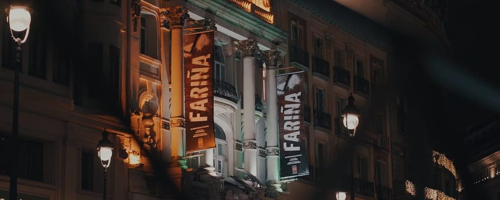 Fachada do Teatro Alcázar de Madrid coas faixas publicitarias de Fariña